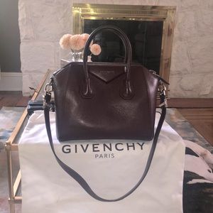 SMALL ANTIGONA BAG IN GRAINED LEATHER